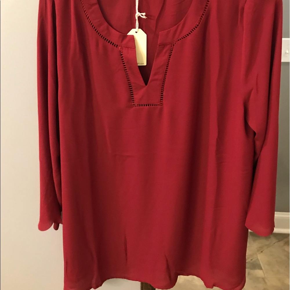 Beautiful blouse with scalloped hem sleeves